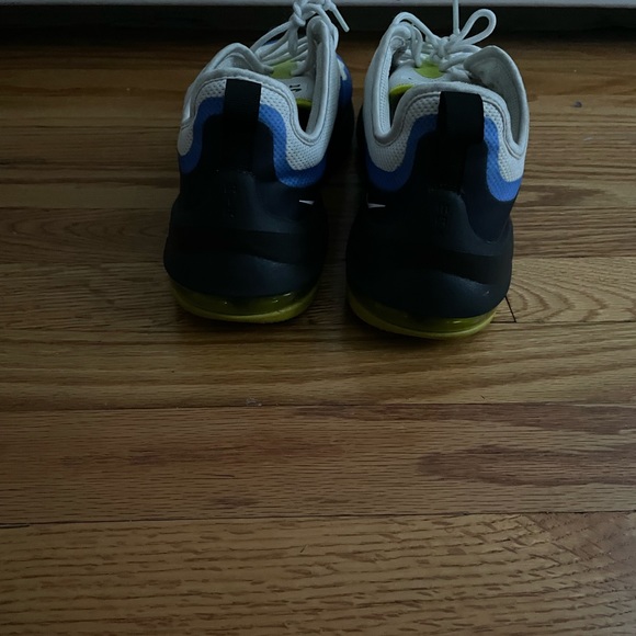 Men’s Nike Air Max Axis Sneakers - Picture 7 of 9